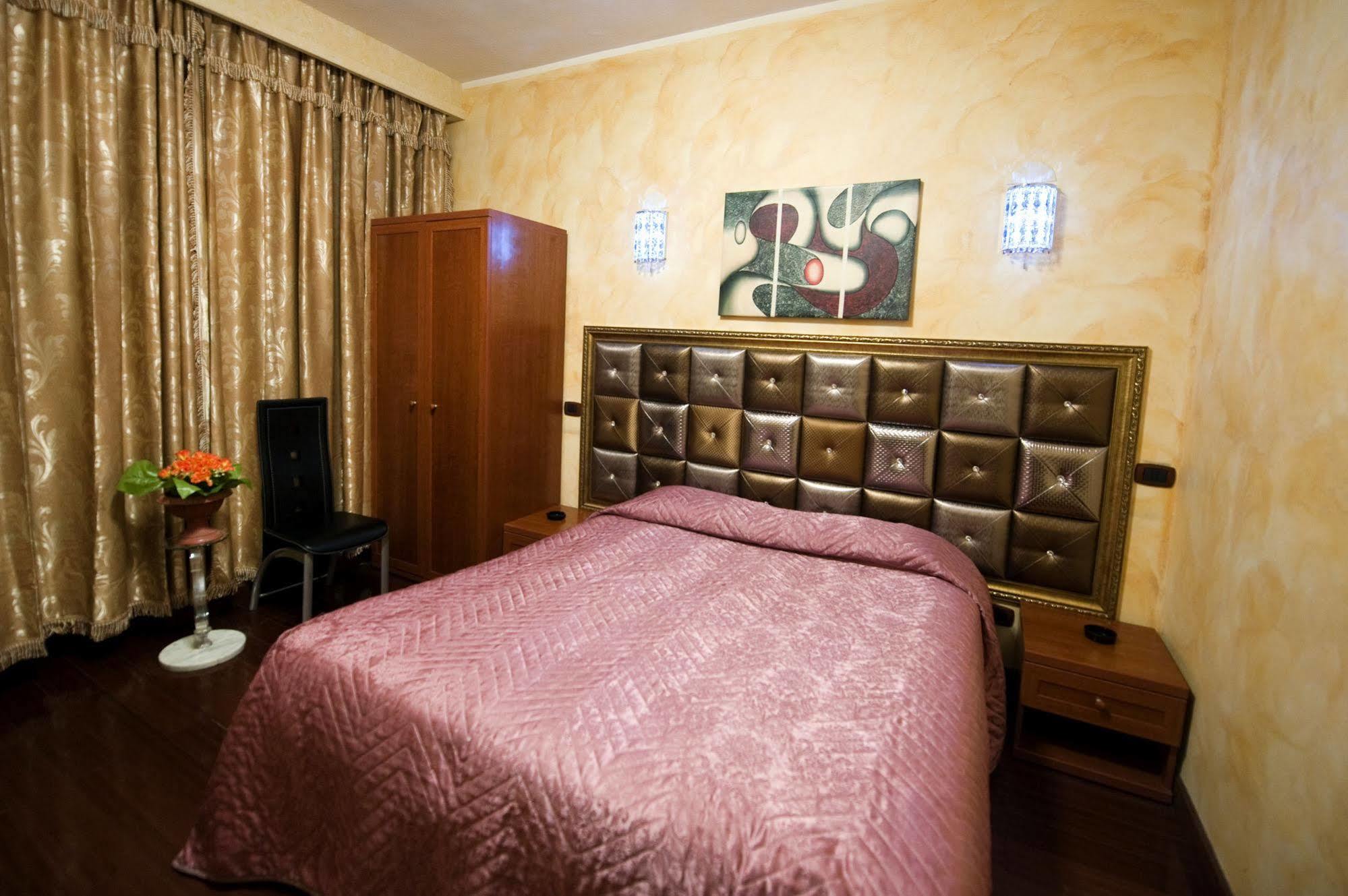 Hotel Bengasi Монкальери Экстерьер фото